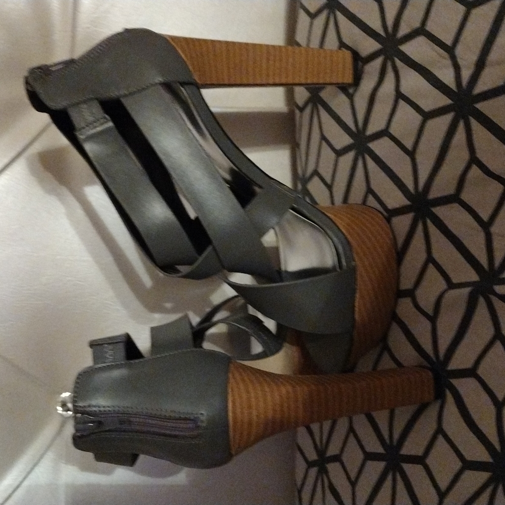 Shoes - Picture 4 of 4